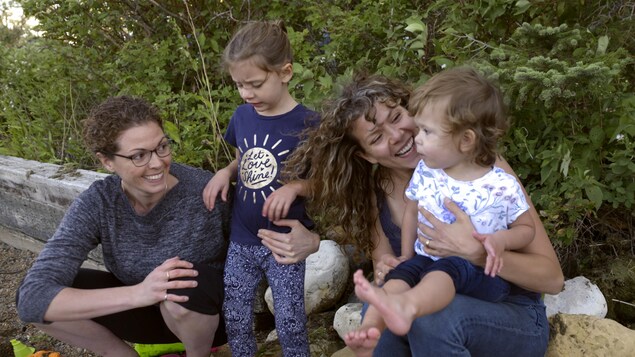 La réalisatrice Alexis Normand et sa sœur Elise s’amusent dans le sable avec leurs nièces au lac Wakaw.