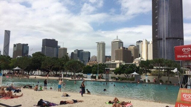 une plage en plein centre d'une ville