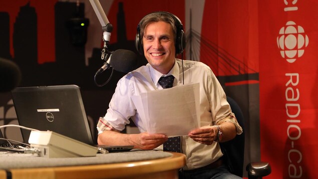 Jean-Eric Ghia dans un studio radio.