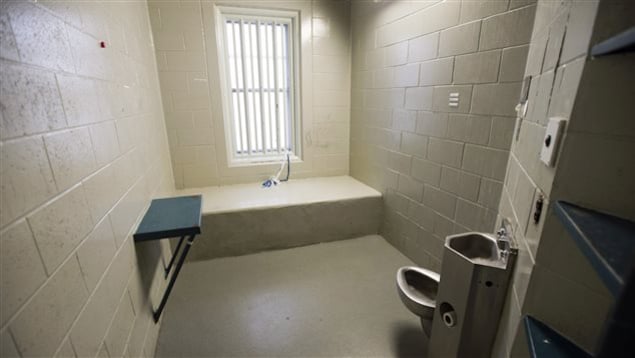 Une cellule d'isolement avec une toilette et un lavabo Une cellule d'isolement avec une toilette et un lavabo