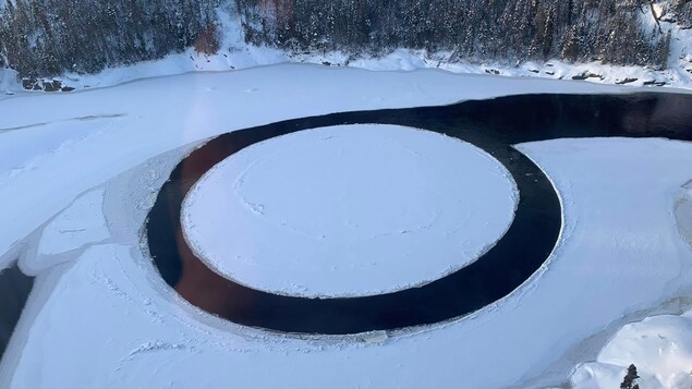 Un cercle de glace recouvert de neige blanche vu des airs. 