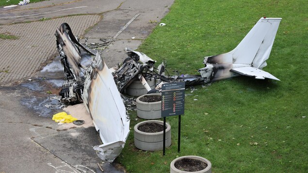 La carcasse d'un avion partiellement calciné après un écrasement.