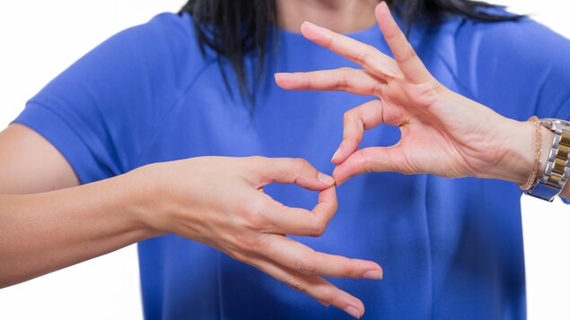 Une femme utilisant la langue des signes.