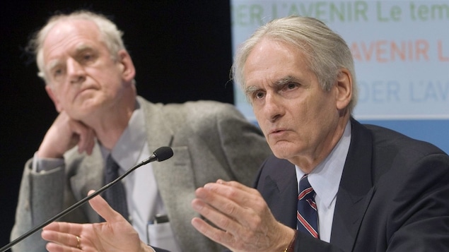 Le philosophe Charles Taylor et le sociologue Gérard Bouchard lors du dévoilement de leur rapport sur les pratiques d'accommodement reliées aux différences culturelles, en 2008