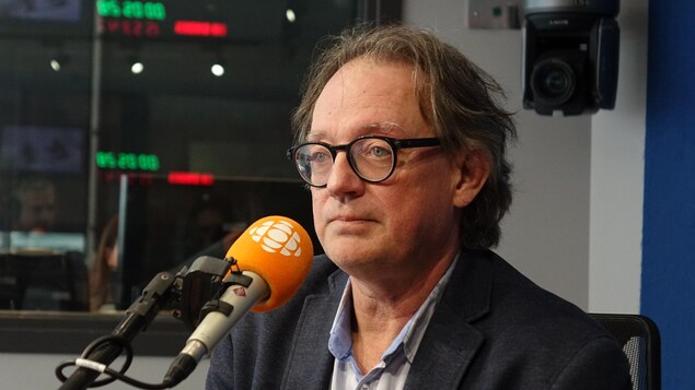 Sylvain Desmeules, au micro.