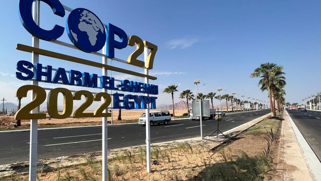 Un panneau sur l'autoroute annonce la conférence de Charm el-Cheikh
