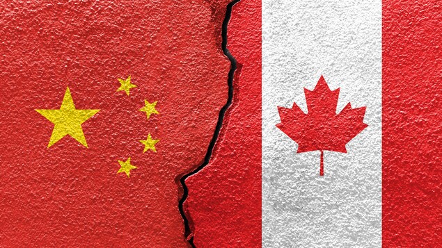 Les drapeaux de la Chine et du Canada imprimé sur une dalle de béton fissurée.