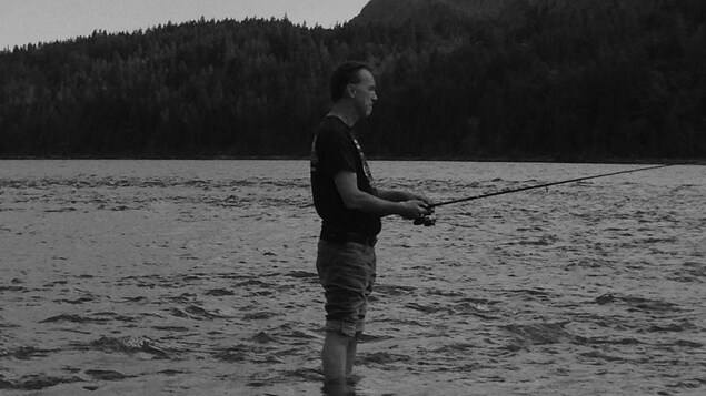 Christian Dufresne pêche près d'une rivière