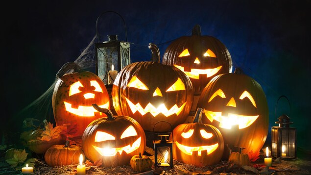 Des visages sculptés dans des citrouilles.