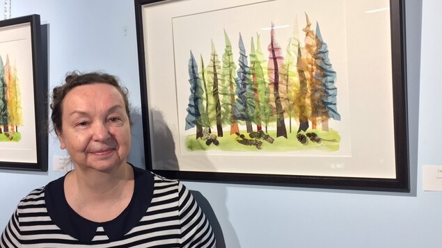 L'artiste Calire Huguenot devant ces oeuvres au Centre culturel francophone de Vancouver.