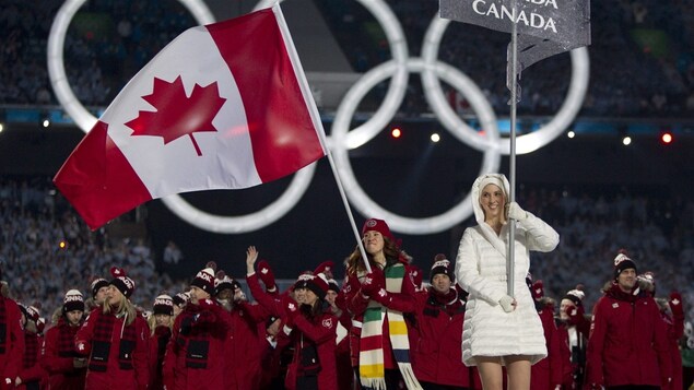Clara Hughes, porte-drapeau aux Jeux de Vancouver en 2010.