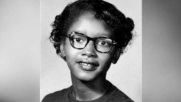 Une jeune femme portant des lunettes.