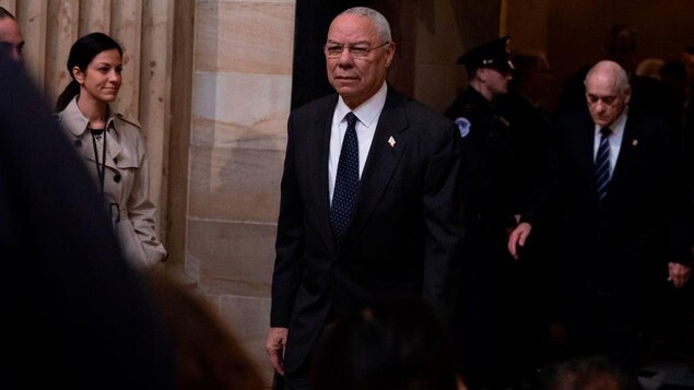 Colin Powell arrive pour rendre hommage à la dépouille de l'ancien président américain le 4 décembre 2018 à Washington, DC.