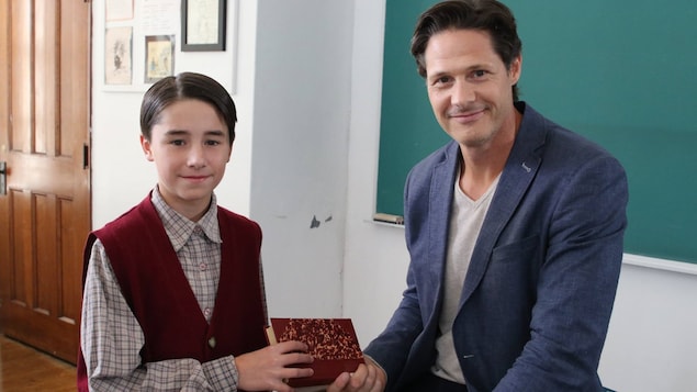 Frédérick De Grandpré et un jeune comédien lors du tournage du documentaire « Raconte-moi mon Lévis ». Frédérick De Grandpré et un jeune comédien lors du tournage du documentaire « Raconte-moi mon Lévis ».