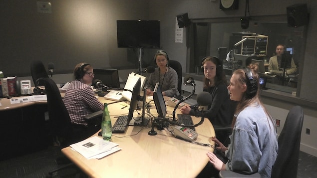 Charlie Rivard, Jeanne Cantin et Alice Blouin-Décoste en compagnie de l'animatrice Isabelle Fleury
