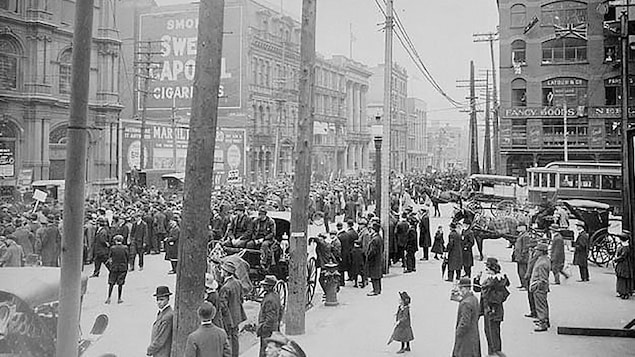 Défilé contre la conscription au square Victoria à Montréal, 24 mai 1917