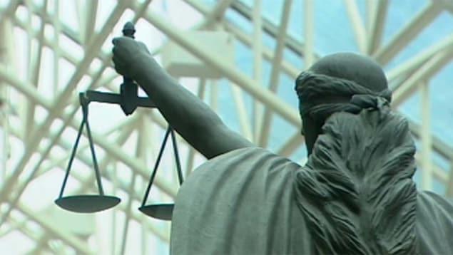La Cour suprême et la Cour provinciale de C.-B. reportent leurs procès en présentiel