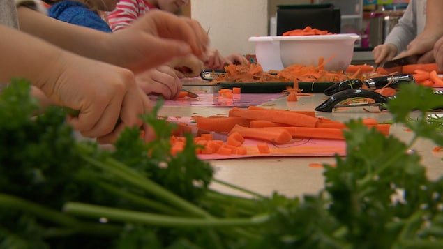 Des jeunes qui cuisinent.