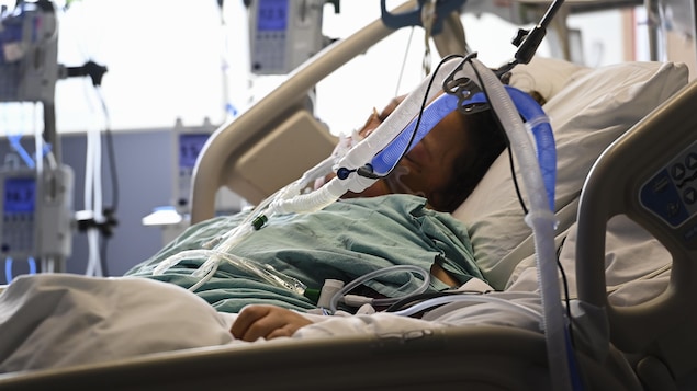 Une femme souffrant de COVID-19 intubée dans un hôpital.