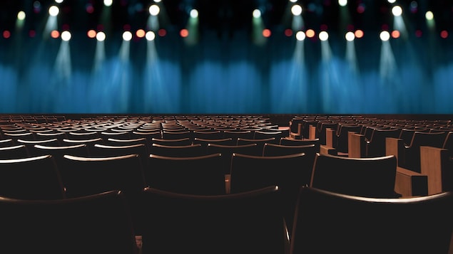 Une salle de spectacle vide.