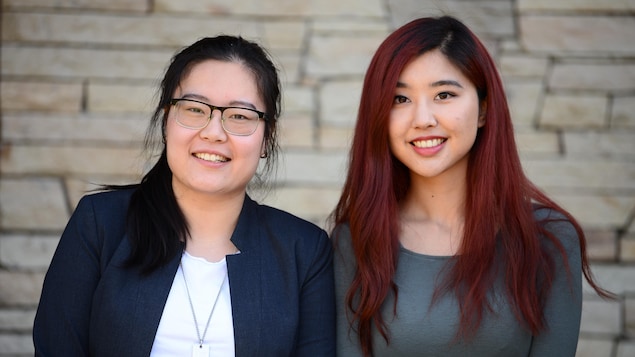 Deux jeunes femmes sino-canadiennes dont une portant des lunettes.