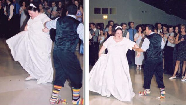 Denis Moncion et Lynn Gagnon-Moncion dansent dans un mariage.