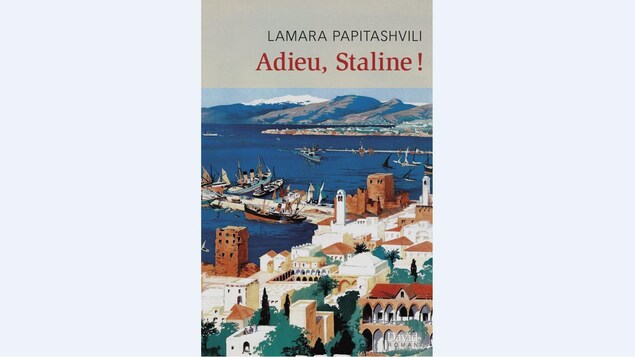Couverture du livre «Adieu, Staline !», présente une illustration d'une ville portuaire.
