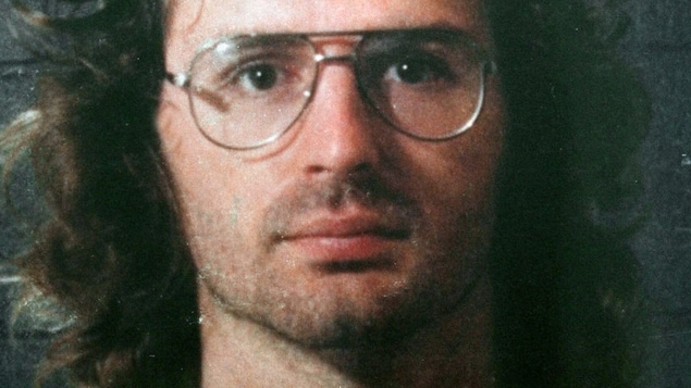 David Koresh, chef des davidiens de Waco, photographié par la police. La date de la photo est inconnue mais elle a été rendue publique par la police en 1998.