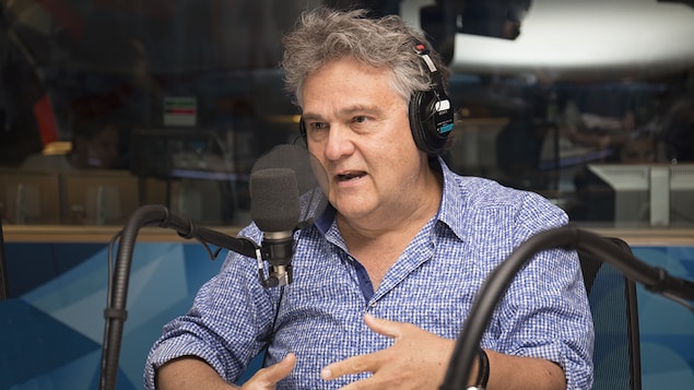 Le pédiatre Jean-François Chicoine parle au micro lors d'une entrevue accordée à Franco Nuovo, le 25 juin 2017.
