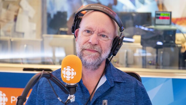 Jean-François Rivest devant un micro de radio.