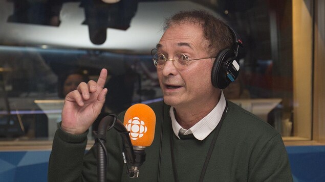 Normand Baillargeon lors d'une entrevue accordée à Franco Nuovo, au studio 17 de Radio-Canada, à Montréal.
