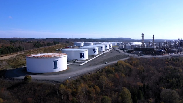 Image aérienne des cuves de stockage de pétrole d'une raffinerie Irving.