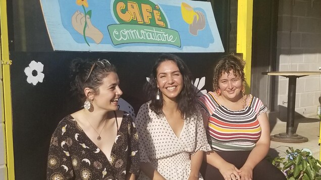 Les créatrices du balado Bouchera Belhadj, Sabrina Zennia et Rimel Mehleb sont assises devant le Café Colibri