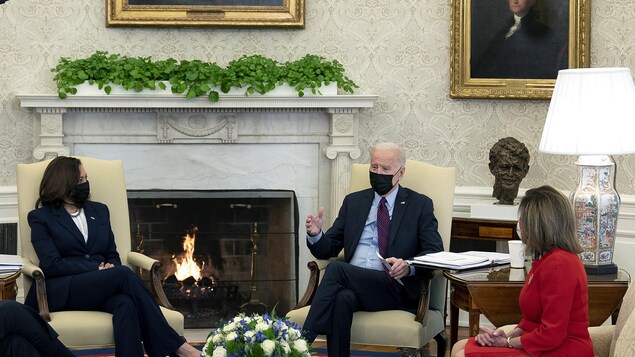Le président Joe Biden (C), et la vice-présidente, M. Kamala Harris (G), ont rencontré la présidente de la Chambre des représentants, Nancy Pelosi (D).