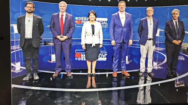 Les candidats se tiennent debout dans un studio de télévision dans le cadre d'un débat avant le vote. De gauche à droite: Gabriel Boric, Jose-Antonio Kast, Yasna Provosre, Sebastan Sichel, Eduardo Artès et Marco Enriquez Ominami.