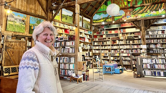 Une femme dans une grange servant de bibliothèque.