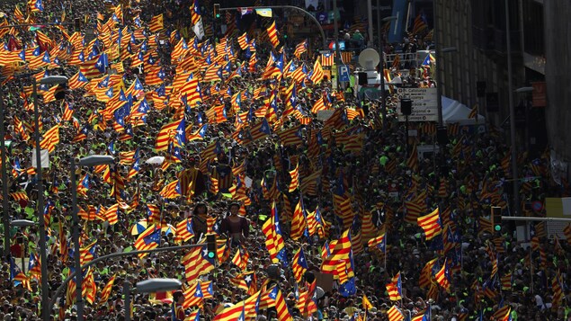 Des milliers de personnes sont descendues dans les rues de Barcelone pour revendiquer l'indépendance de la Catalogne, agitant des drapeaux rouge, jaune et bleu à l'effigie de la région. Des milliers de personnes sont descendues dans les rues de Barcelone pour revendiquer l'indépendance de la Catalogne, agitant des drapeaux rouge, jaune et bleu à l'effigie de la région.