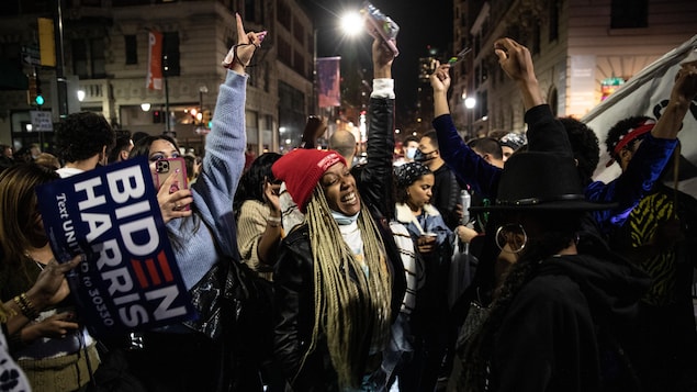 Des supporters de Joe Biden dansent dans la rue après la victoire de celui-ci