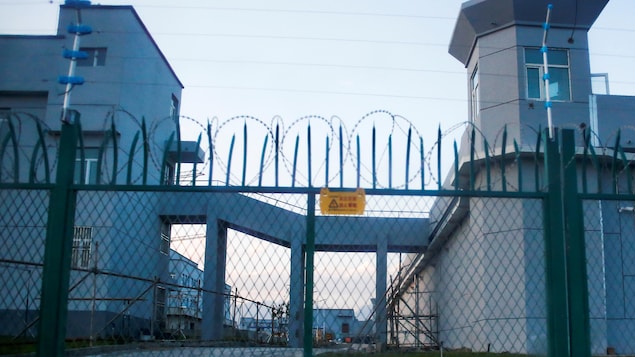 Une clôture de périmètre est construite autour de ce qui est officiellement connu comme un centre de formation professionnelle à Dabancheng dans la région autonome ouïgoure du Xinjiang, en Chine.