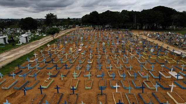 Vue aérienne du cimetière Parque Taruma à Manaus au Brésil. 