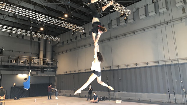 Des acrobates sur un trapèze lors d'un entrainement.