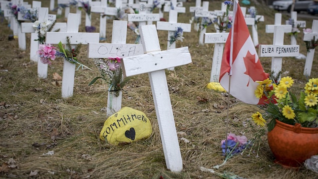 Des croix à la mémoire de résidents morts de la COVID-19 plantées sur la pelouse du foyer de soins de longue durée Camilla Care de Mississauga.