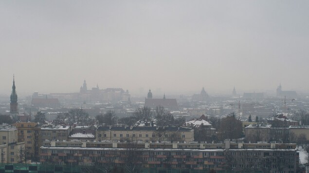 Un épais nuage de smog couvre la ville de Cracovie
