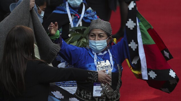 La linguiste mapuche Elisa Loncon a été élue présidente de l'Assemblée constituante lors de la session inaugurale de la Convention constituante à Santiago du Chili le 4 juillet 2021. 