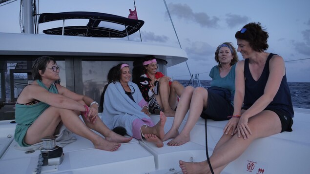 Des femmes sur un voilier.