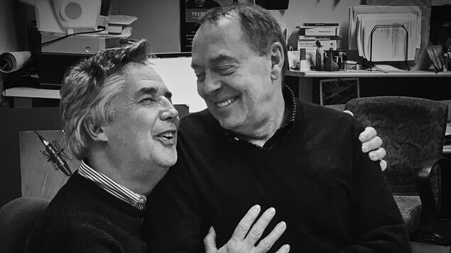 Deux hommes rigolent ensemble. (Frank Desoer(g) et Michel Desautels(d))