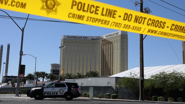 L'hôtel Mandalay Bay de Las Vegas derrière un cordon jaune de la police et une voiture de police L'hôtel Mandalay Bay de Las Vegas derrière un cordon jaune de la police et une voiture de police