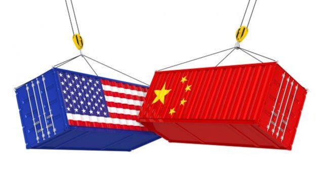 Deux conteneurs, l'un aux couleurs des États-Unis et l'autre aux couleurs de la Chine qui s'entrechoquent