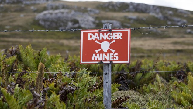 Un panneau d'avertissement marque l'une des zones non déminées des Îles Malouines après l'invasion de 1982