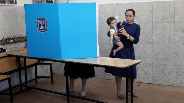 Une femme juive ultraortodoxe dans un bureau de vote en Israël.
